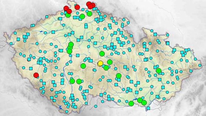 Aktuální povodňová mapa - sobota 7. 8. 11.00 hod. Zelená kolečka označují první povodňový stupeň (bdělost), žlutá druhý povodňový stupeň (pohotovost), červená třetí povodňový stupeň (ohrožení).