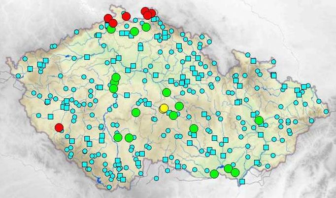 Aktuální povodňová mapa - sobota 7. 8. 11.00 hod. Zelená kolečka označují první povodňový stupeň (bdělost), žlutá druhý povodňový stupeň (pohotovost), červená třetí povodňový stupeň (ohrožení).