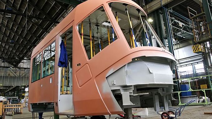 Rozpracovaná tramvaj 13T. Za poslední měsíc v Plzni vyrobili 6 tramvají.