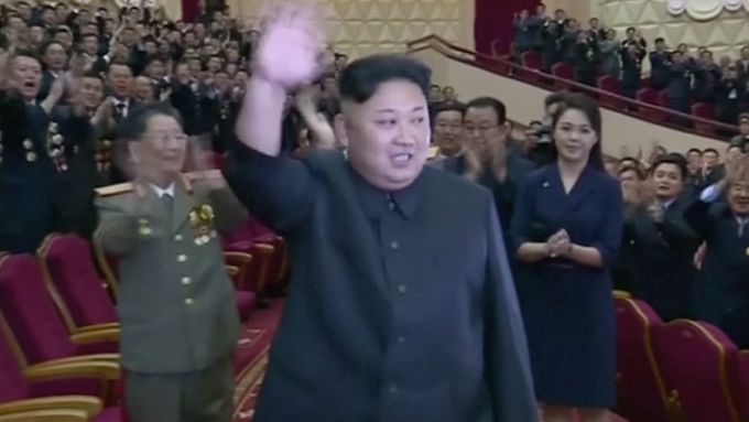 Severokorejský diktátor Kim Čong-un uspořádal pro své vědce megalomanské setkání, aby si gratulovali k poslednímu pokusu s údajnou vodíkovou pumou.