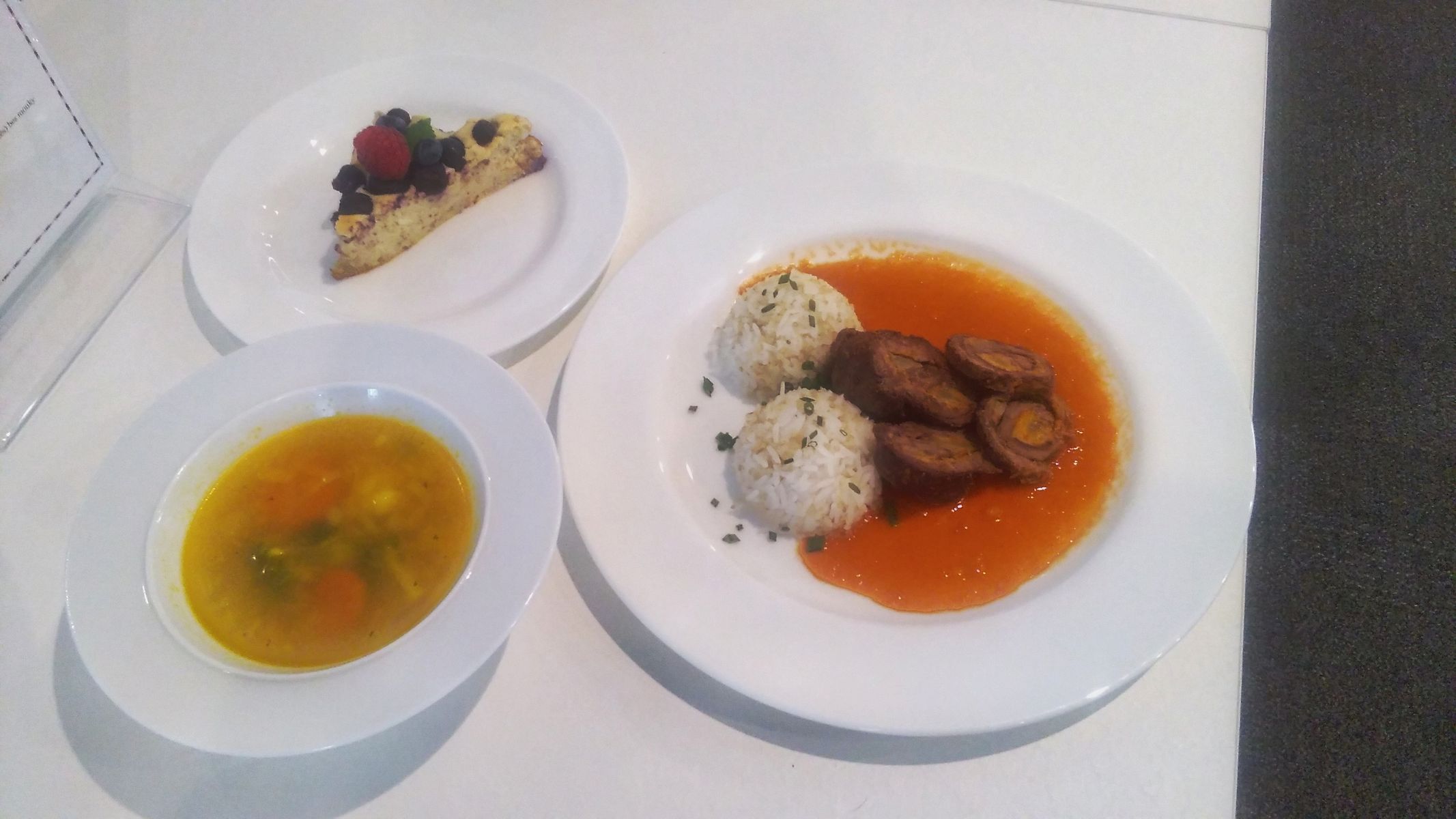 Vítězné menu v soutěži o nejlepší školní oběd: ZŠ a MŠ Petrohrad z Černčic u Rakovníka.  Jarní zeleninová polévka s bramborem. Hovězí závitky s řapíkatým celerem a mrkví.  Tvarohový dezert s borůvkami