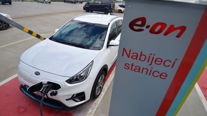 S elektromobilem na cestách. Vše o veřejném dobíjení aut do zásuvky