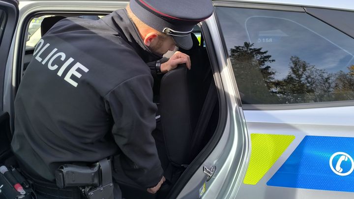 Po úterním zásahu NCOZ na ŘSD je obviněno 12 lidí a pět firem, jsou na svobodě