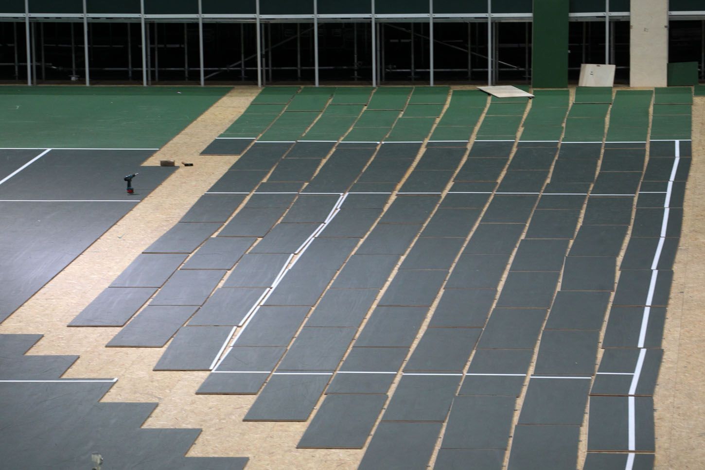 Přestavba O2 arény z ledové plochy na tenisový povrch před finále Davis Cupu 2012.