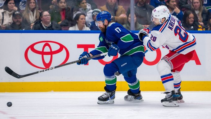 Český obránce Vancouveru Filip Hronek (vlevo) v souboji s Chrisem Kreiderem z NY Rangers