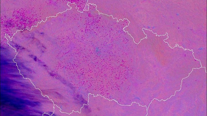 Netradiční pohled na pálení čarodějnic. Družice zachytila, kde všude hořely ohně