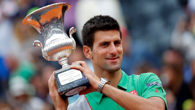 Novak Djokovič s trofejí z římského turnaje.