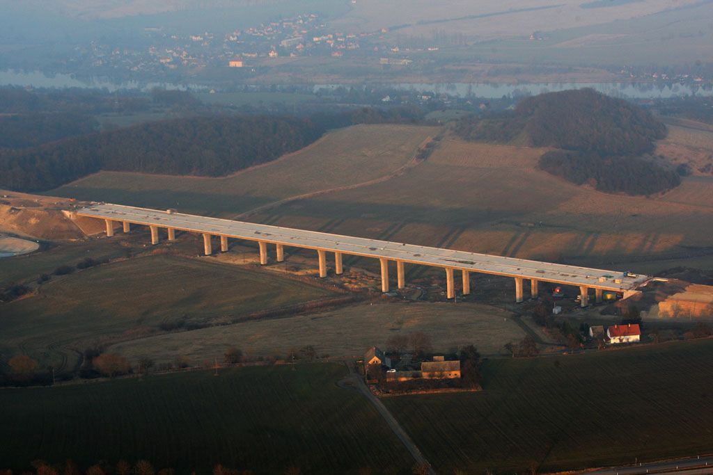 Letem nad Českým středohořím a dálnicí D8
