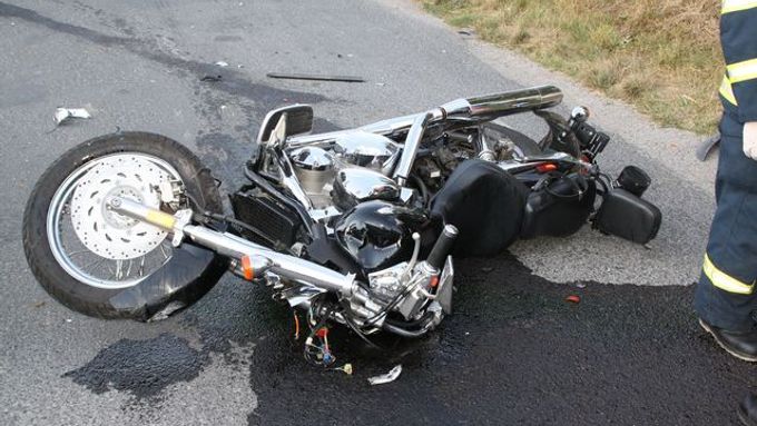 Motocyklista kvůli prudkému brzdění upadl na silnici, ilustrační foto