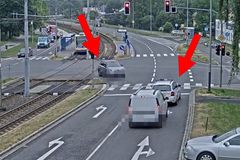Řidička v Ostravě vjela do protisměru před strážníky. Video zaujalo stovky tisíc lidí