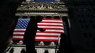 People walk past the New York Stock Exchange June 15, 2012. REUTERS/Eric Thayer (UNITED STATES - Tags: BUSINESS) Published: Čer. 15, 2012, 3:32 odp.