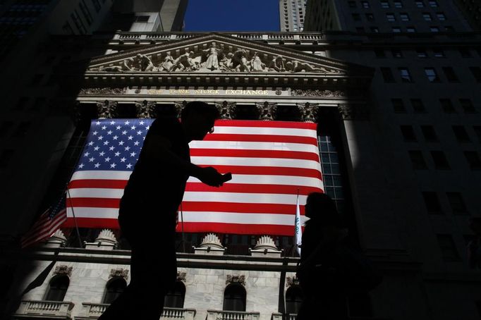 People walk past the New York Stock Exchange June 15, 2012. REUTERS/Eric Thayer (UNITED STATES - Tags: BUSINESS) Published: Čer. 15, 2012, 3:32 odp.