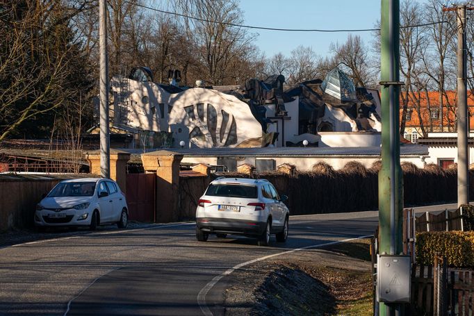 Uzavřený zámek Štiřín v obci Kamenice nedaleko Prahy-východ, patřící státu skrze Úřad pro zastupování státu ve věcech majetkových.