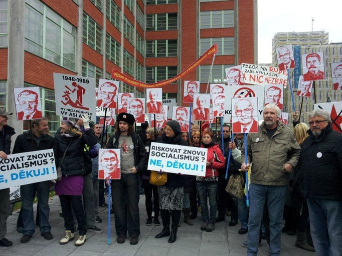 Demonstrace před 21. budovou Baťových závodů proti přítomnosti KSČM ve vedení kraje.