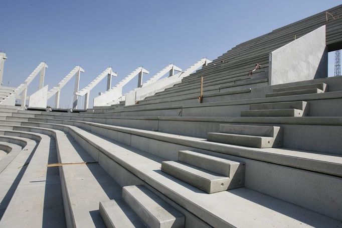 Stavba stadionu v Edenu: rozestavěné tribuny 27. dubna 2007.