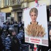 Před soudní budovou se shromáždily stovky demonstrantů, kteří vyjadřují podporu Tymošenkové