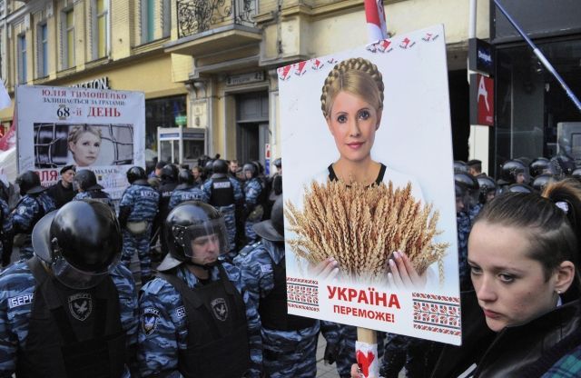 Před soudní budovou se shromáždily stovky demonstrantů, kteří vyjadřují podporu Tymošenkové