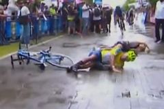 Cyklista srazil při závodě vlastní manželku. Pak jí ještě vynadal