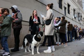 Foto: Američané si volí nového prezidenta. Tvoří se fronty, někteří přišli i se psem