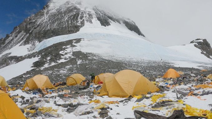 Použité stany, obaly od jídla a další odpadky ve čtvrtém táboře ve výšce 7906 metrů, který je poslední před závěrečnou etapou výstupu na vrchol Mount Everestu a Lhotse.