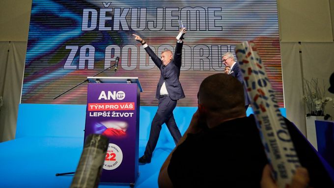 Andrej Babiš oslavuje volební výsledek.