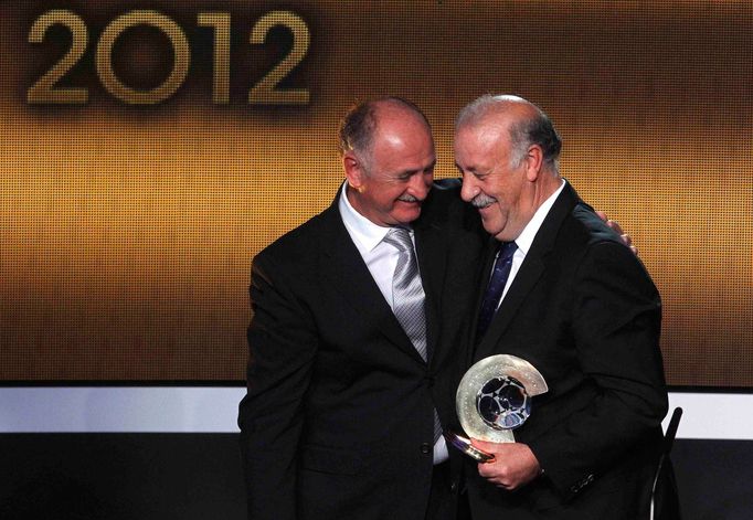 Nejlepší světový kouč roku 2012 Vicente del Bosque (vpravo) přijímá gratulace od svého kolegy Luize Felipeho Scolariho.