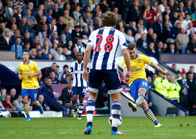 Jack Wilshere z Arsenalu střílí branku West Bromwichi v Premier League.