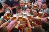 V Mnichově začal v sobotu další ročník Oktoberfestu. Potrvá až do 7. října, a přilákat má podle organizátorů až 6 milionů návštěvníků. Vypijí kolem sedmi milionů litrů piva, které je letos zase o něco dražší než před rokem - tuplák stojí skoro 11 euro.