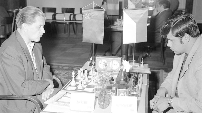 Velmistři Vlastimil Hort z Československa (vpravo) a Paul Keres (SSSR) v utkání na mezinárodním šachovém turnaji v Luhačovicích v roce 1969