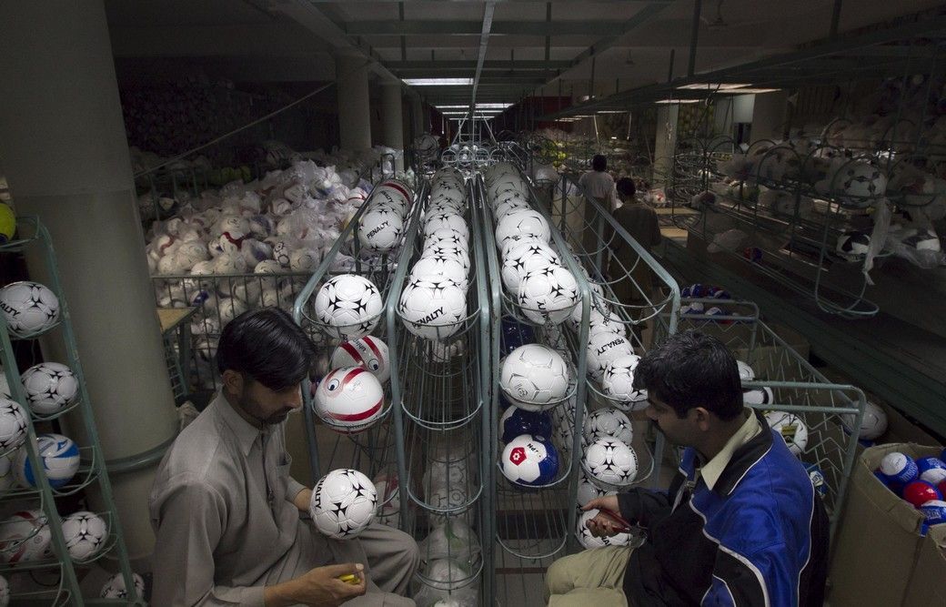 Výroby míčů a pomůcek pro další sporty v Pakistánu