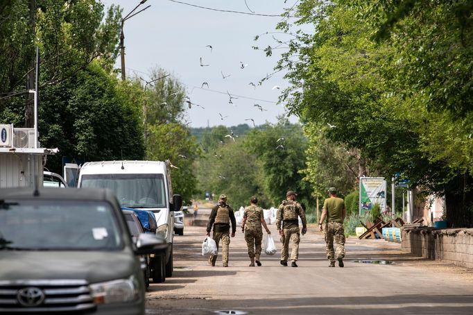 Město Orichiv na jihovýchodě Ukrajiny. Rusové jsou odtud jen pár kilometrů, město rok denně ostřelují a z původních obyvatel jich tu zbyla jen hrstka.