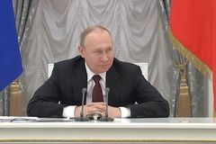 "Směšné. Jako parodie." Putin ponížil šéfa rozvědky, na sítích se video mohutně sdílí