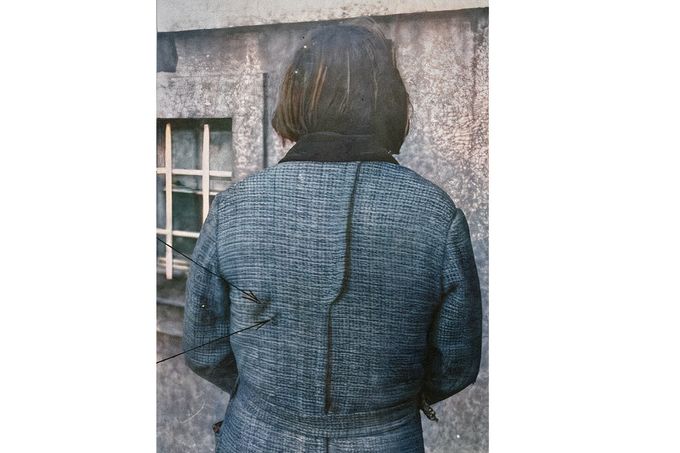 Snímek z policejní rekonstrukce k vražděnému útoku na Růženu Jebavou s vyznačenými místy vstřelu a místa spálení látky oděvu výstřelem. 30. léta. Kolorováno