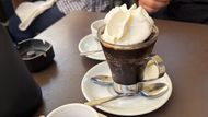 Ne vždy je jednoduché rozlišit turistická místa od těch lokálních. Obecně platí, že najíst se dobře můžete skoro kdekoliv. Na snímku italská snídaně - káva a ledová tříšť, tzv. granita.
