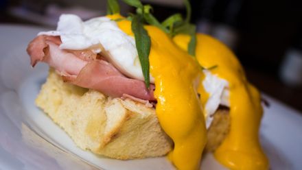 Tip na výbornou snídani: Vejce Benedikt s holandskou omáčkou