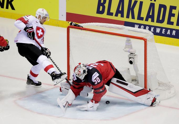 Nino Niederreiter a Matt Murray.ve čtvrtfinále MS 2010 Kanada - Švýcarsko