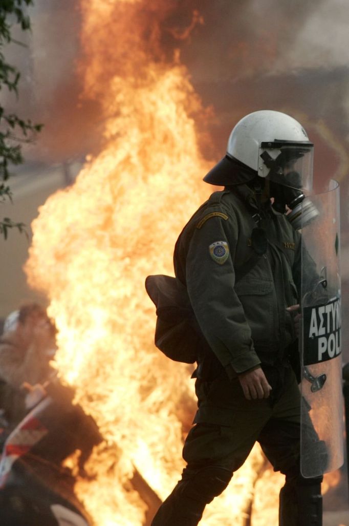 Během pouličních bitek v Řecku bylo zraněno již několik desítek policistů.