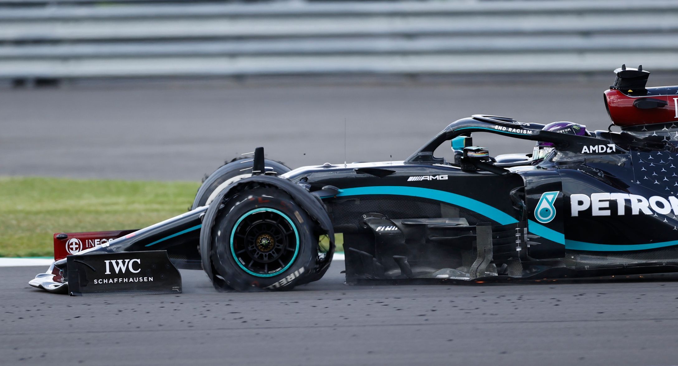 Lewis Hamilton v Mercedesu vyhrál v GP Británie 2020 i s defektem pneumatiky