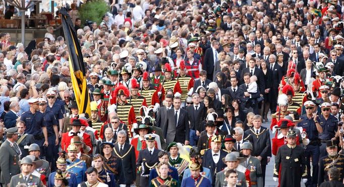 Průvod městem prošel kolem symbolů bývalé velikosti Habsburků, včetně zámku Hofburg.