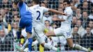 Fotbalista Chelsea Juan Mata střílí gól do sítě Tottenhamu v utkání Premier League 2012/13.