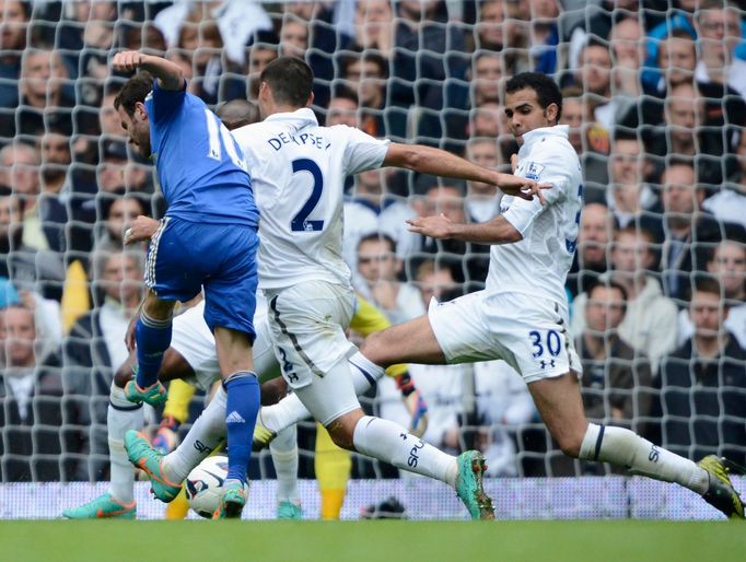 Fotbalista Chelsea Juan Mata střílí gól do sítě Tottenhamu v utkání Premier League 2012/13.