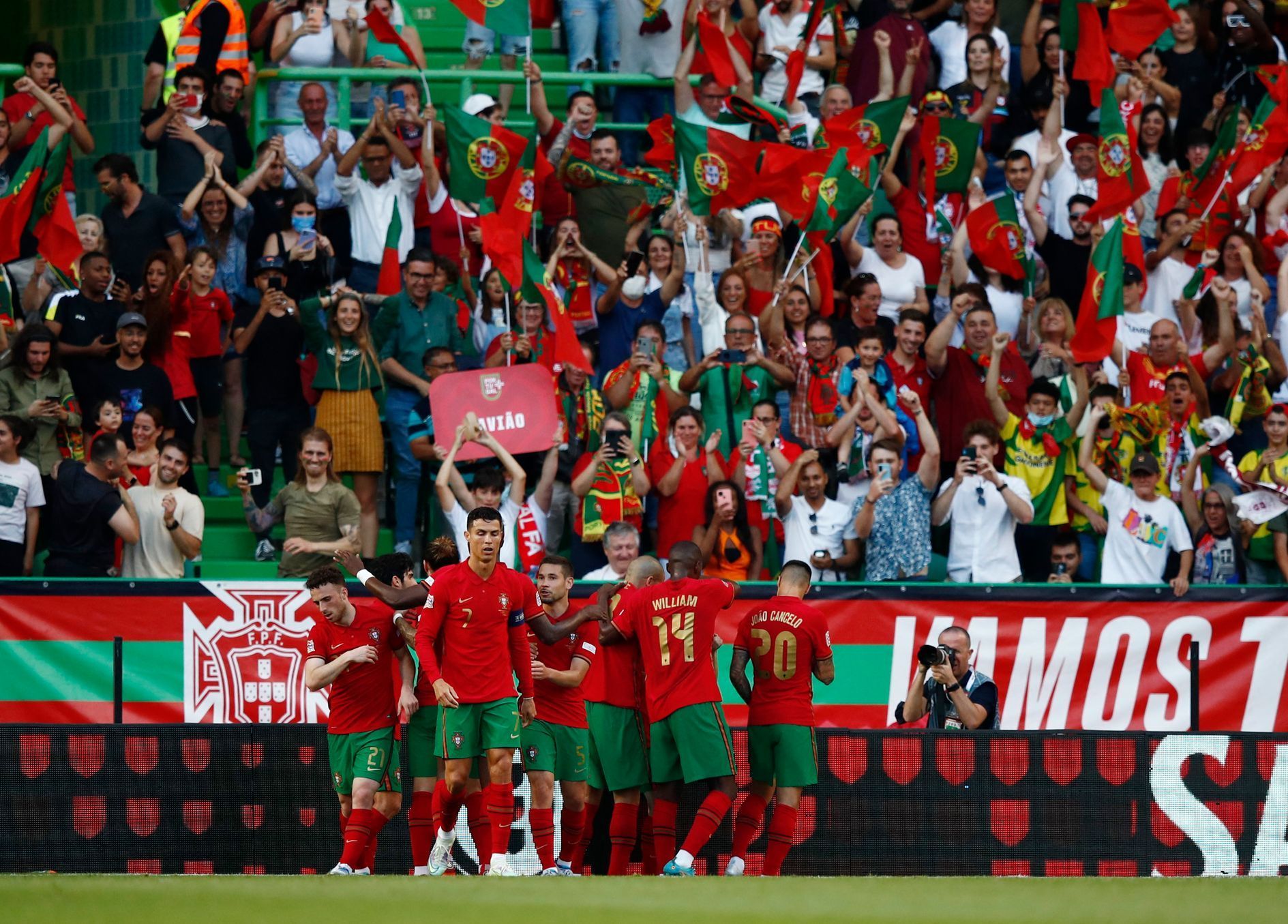 Portugalci slaví gól v zápase Ligy národů Portugalsko - Česko