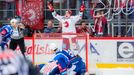 15. kolo hokejové extraligy 2019/20, Třinec - Kometa: Třinecký útočník Aron Chmielewski oslavuje gól na 3:0.