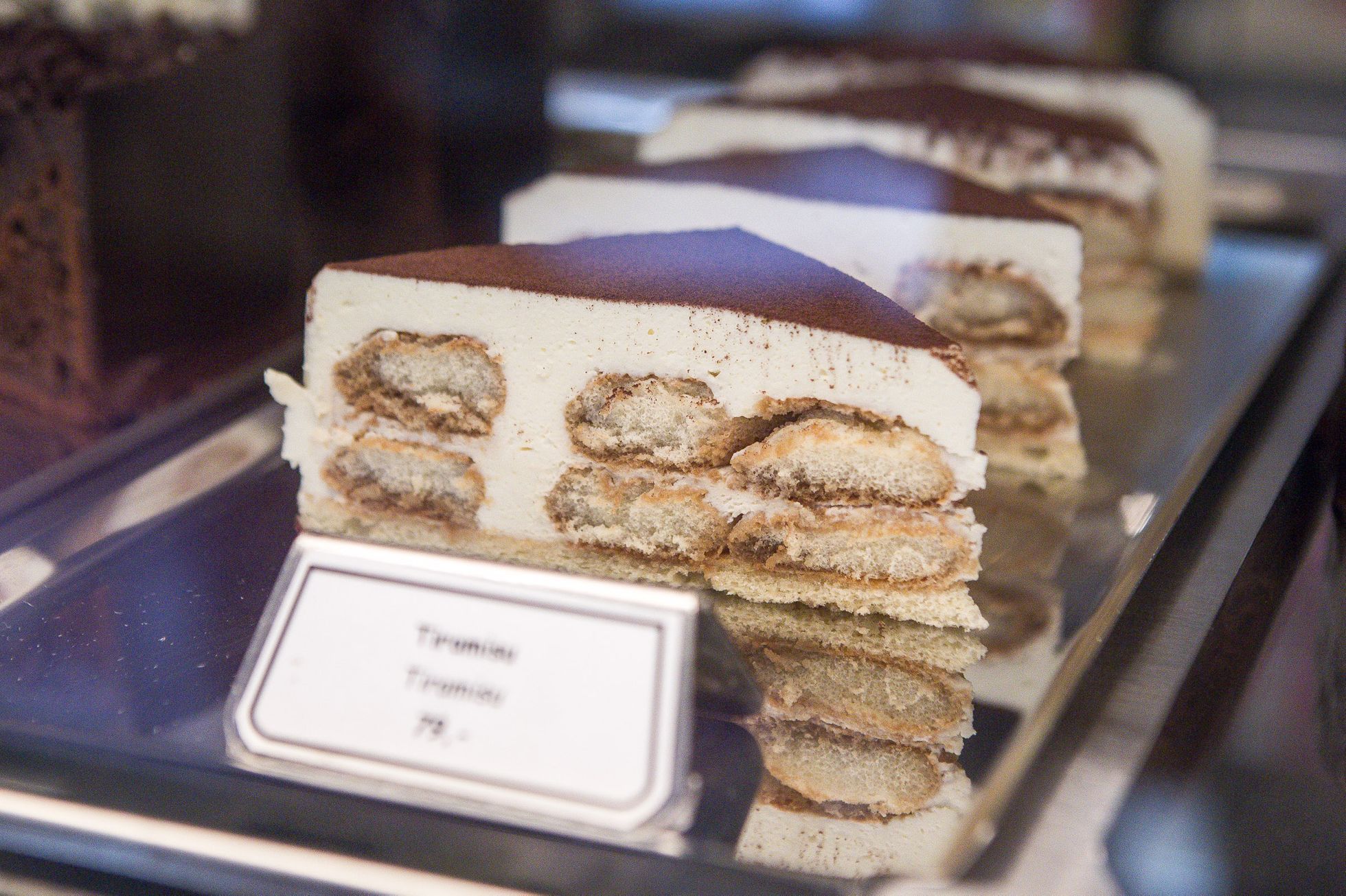 Restaurace, hospody otevírají v omezeném režimu - tiramisu, Cafe Louvre, nouzový stav, omezení, koronavir, 3. prosinec