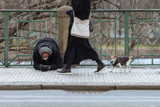 Knihu Pandemie doprovázejí reportážní fotografie Lukáše Bíby.