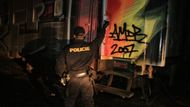 Někdy prý policisté při nočních hlídkách načapají i sprejery