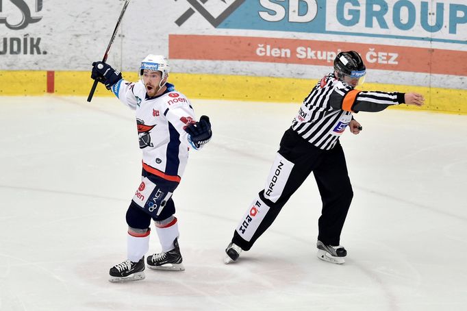 Jakub Sklenář (Piráti Chomutov) slaví branku v utkání s Kladnem