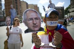 Venezuelská tajná služba odvezla dva opoziční vůdce neznámo kam. Z domu je odvedla v pyžamu