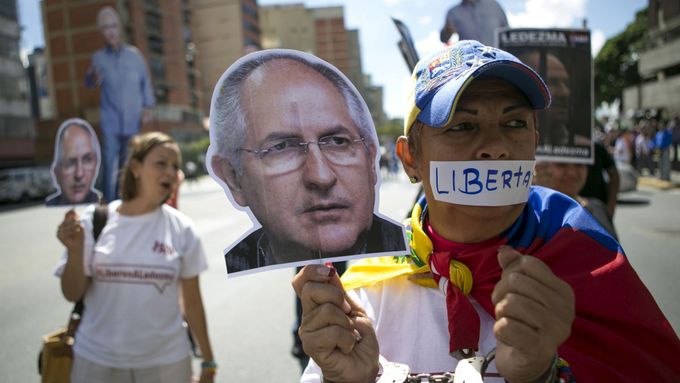 Podporovatelé Antonia Ledezmy protestují za jeho propuštění.