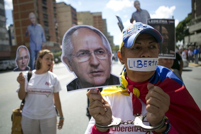 Podporovatelé Antonia Ledezmy protestují za jeho propuštění.